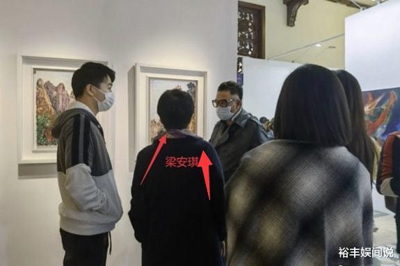 何猷君|何猷君晒“隔辈亲”画面，四太梁安琪怀抱俩孙辈，眼中满是疼爱