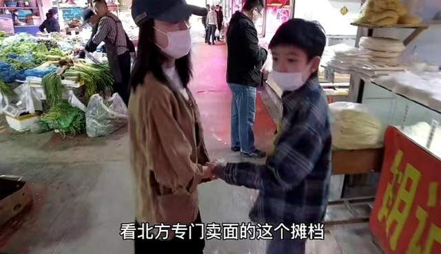 董洁|董洁母子俩牵手逛菜场，否认阻止儿子见潘粤明，12岁顶顶颜值惊人
