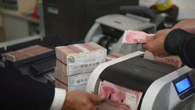|存款利率7连涨，银行职工：存款达到这数，每月能领4000元利息