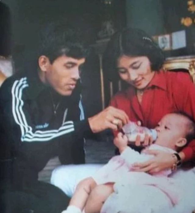 |64岁颂莎瓦丽久违现身，祈福有女儿代劳，曾接待外宾气场十足