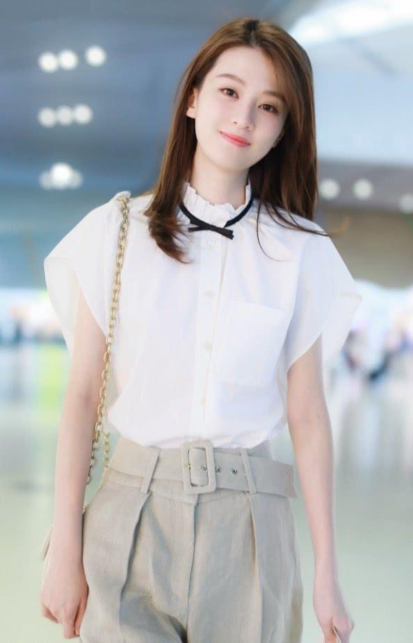 何有强|乔欣夏季穿搭真不错，白衬衫搭配灰驼色长裤简约时髦，女神范十足