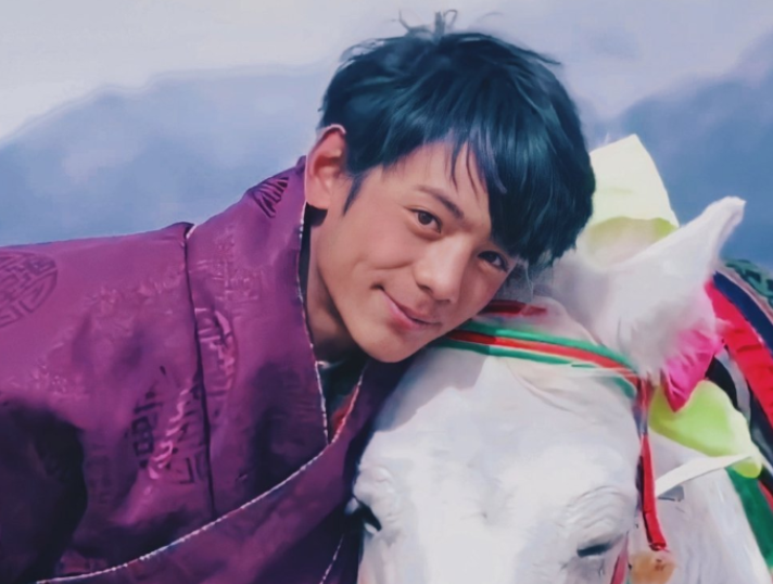 春晚|丁真春晚首秀假唱，调音新歌霸榜，素人命也挡不住帝王运