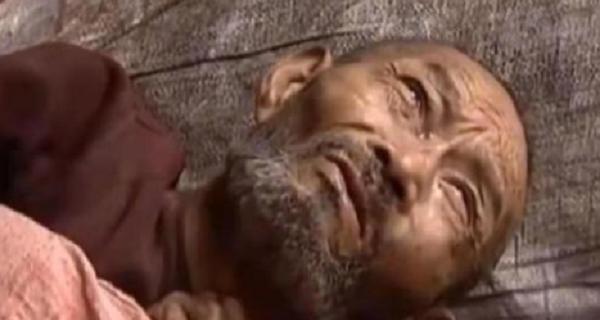 女儿把父亲扔在“猪圈”，自己却住洋楼，得知原因，网友感到心酸