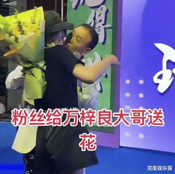 万梓良|晚节不保?64岁万梓良现身商演,欲强吻送花粉丝,已不是第一次了