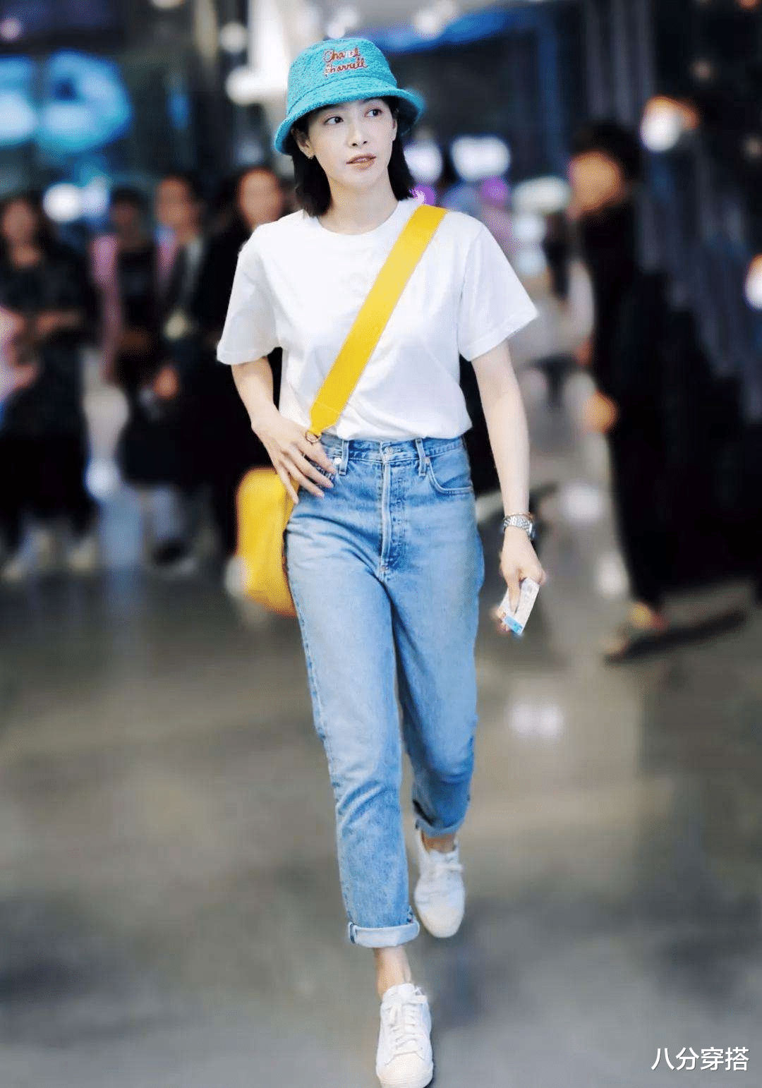 八分穿搭|蒋勤勤真没明星架子，棕色T恤配牛仔裤简约休闲，和普通人没差别