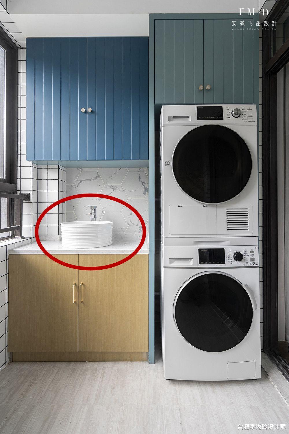 阳台装修的正确选择，打个家政柜塞洗衣机藏杂物，日后收纳不后悔