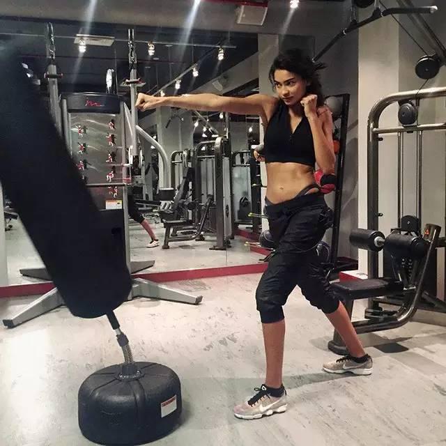 天天艺享汇 比基尼冠军名模,长相和颜值的最高搭配,你想要的她都有