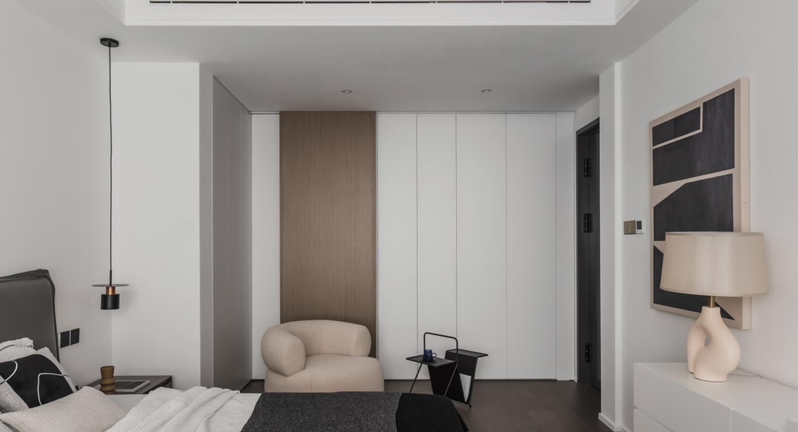 精装房就该有精装的样子，她坚持对空间重组，完工后高级多了