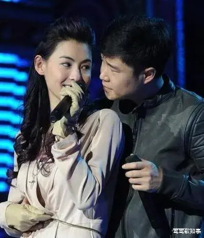 刘嘉玲|当晚，刘嘉玲作为嘉宾颁奖，右边肩带却突然滑落，古天乐给了她一个拥抱