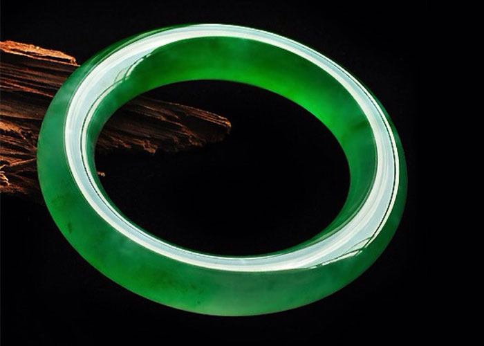 翡翠|太惊艳！“啤酒瓶”翡翠成帝王绿替代品？变现能力不比翡翠差