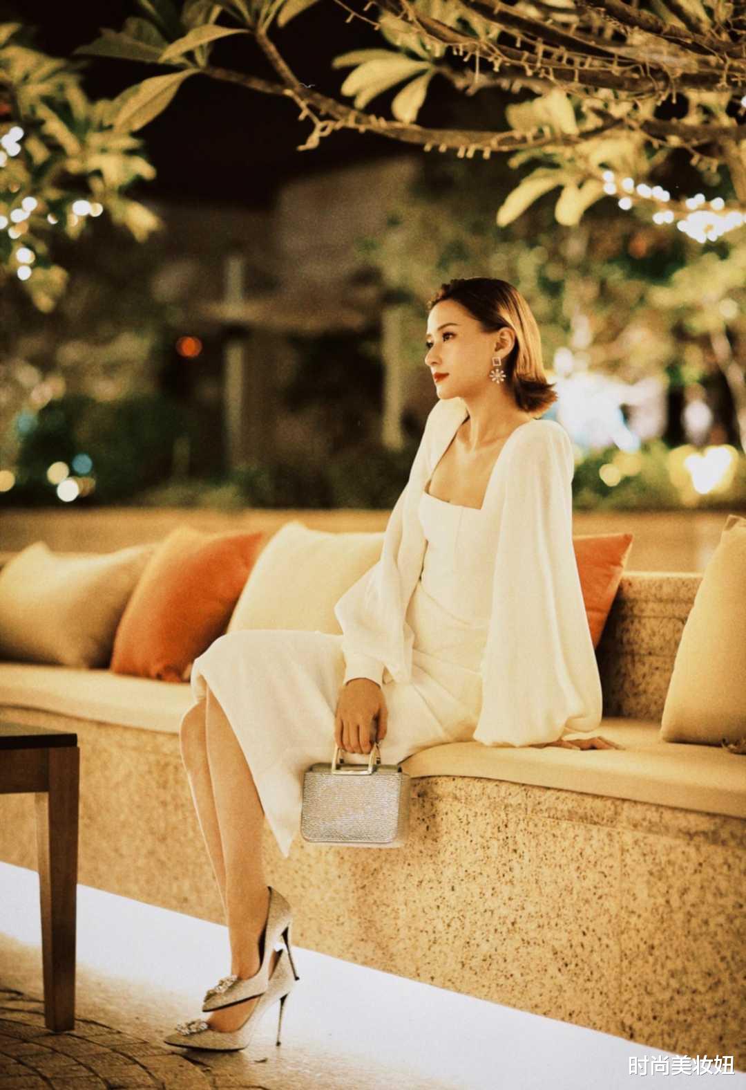 时尚美妆妞 何超莲穿出真正的“名媛风”，一袭白色连衣裙优雅大方，真高级