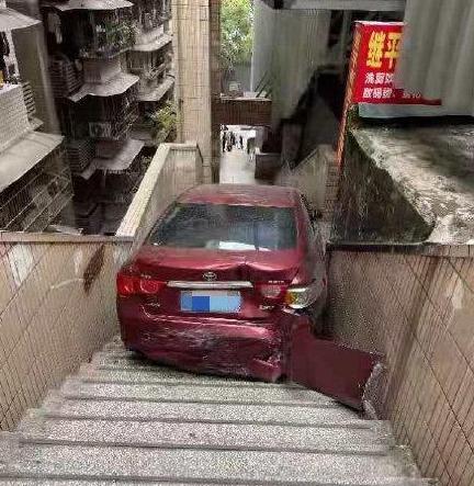 南有相思木 重庆女司机现神操作，露天停车场里一脚油门，前方小红车被撞飞