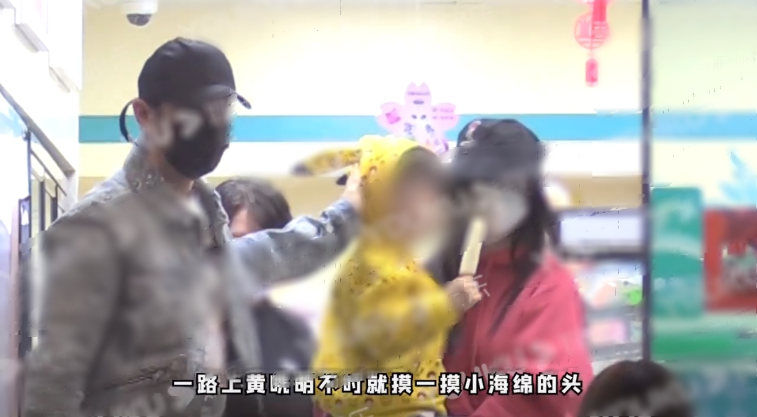 黄晓明|黄晓明带儿子回青岛老家，小海绵现身机场和啤酒节，帅气可爱