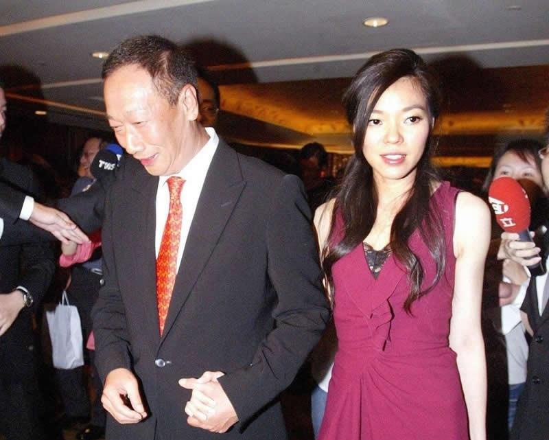 曾馨莹|曾馨莹：34岁嫁百亿富豪，结婚13年生下3个孩子，被老公宠上天