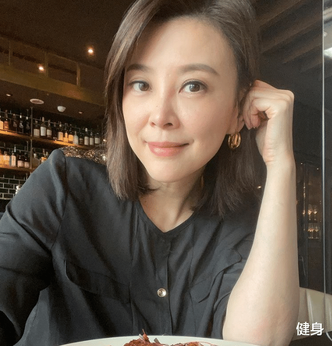 冻龄|49岁方馨晒22岁旧照，自曝冻龄秘诀，肌肤媲美少女