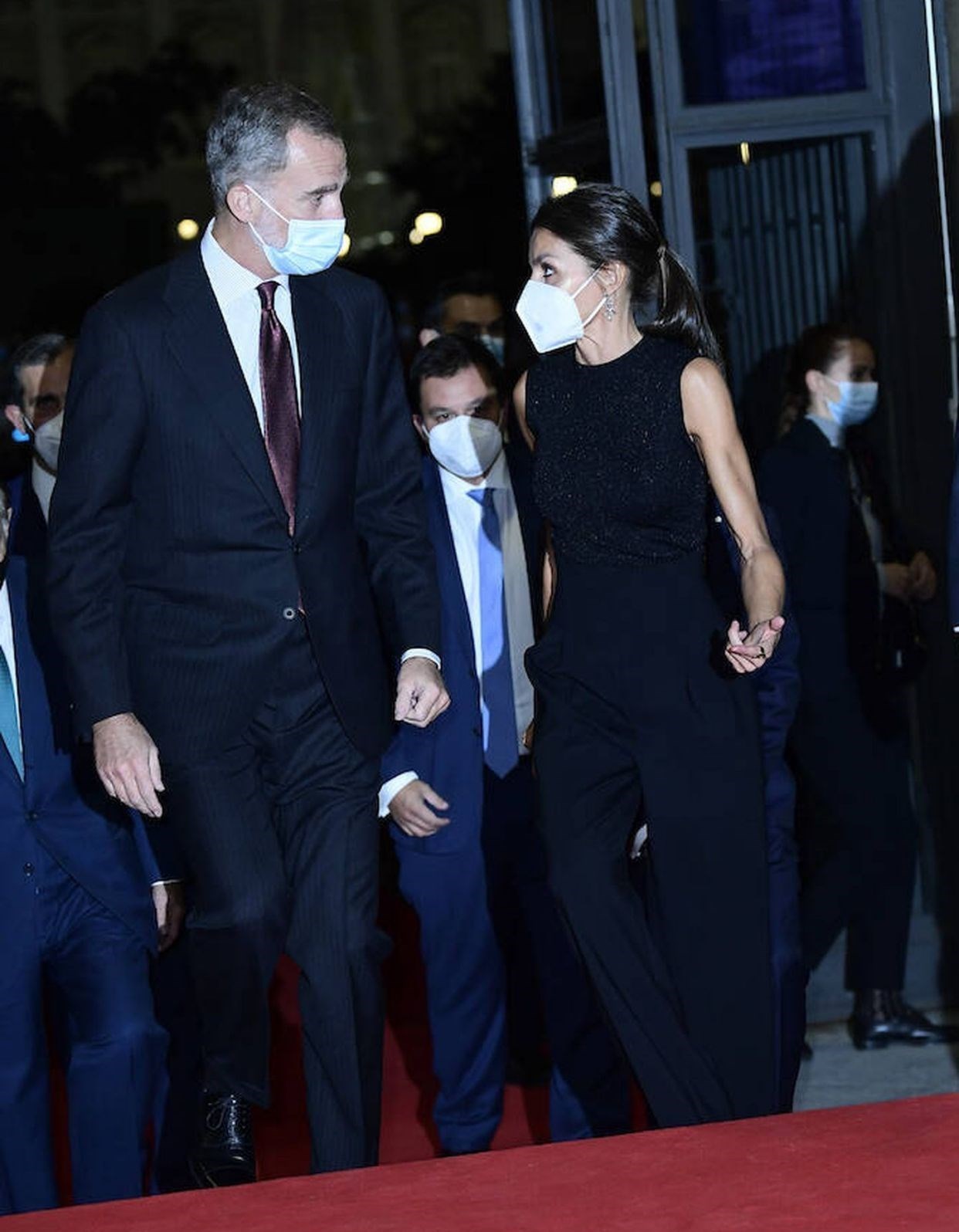 西班牙|两顶王冠,三个国家,15套着装,一篇看完西班牙王后忙而美的11月