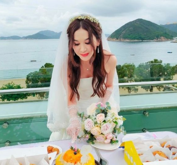 温碧霞|55岁温碧霞近照曝光，光脚坐地上不嫌脏，皮肤白皙看不见一丝皱纹