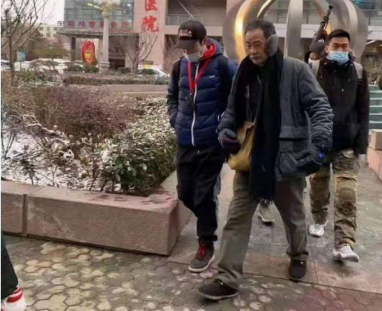 任达华|67岁任达华拍戏太敬业!用高温烫胡子疼到龇牙,满头白发表情痛苦