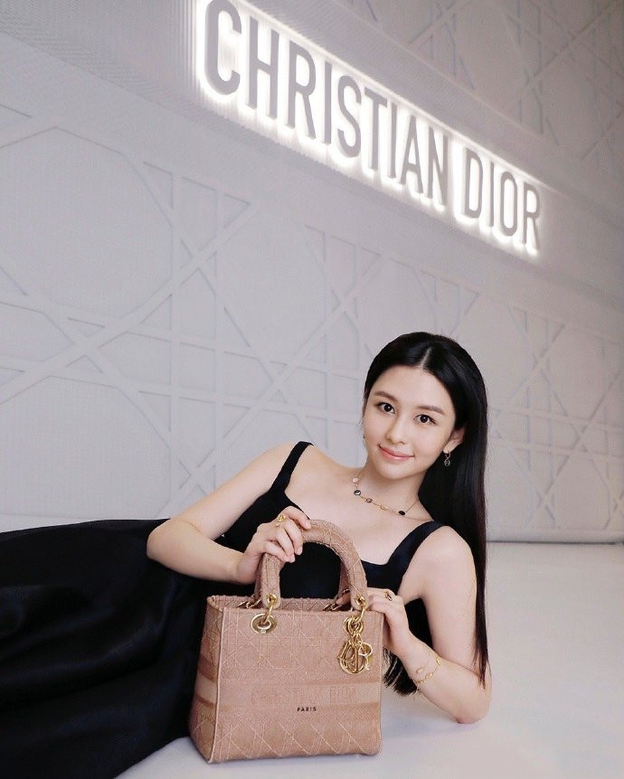 邱淑贞|沈月遗传到了邱淑贞的好身材，穿小黑裙风采万千，真吸睛