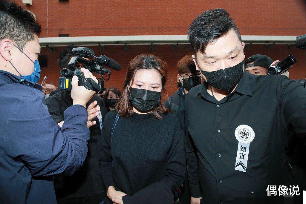 周星驰|吴孟达葬礼周星驰第一个到场，逗留9分钟，花篮的细节打脸网友