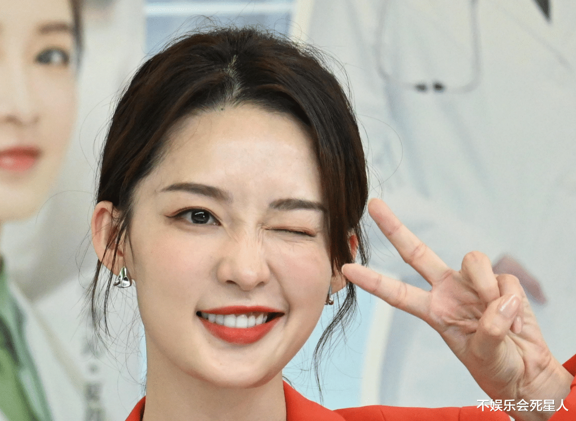 李沁|李沁新剧扫楼被抓拍，没了《爱上特种兵》的滤镜，颜值果然不一样