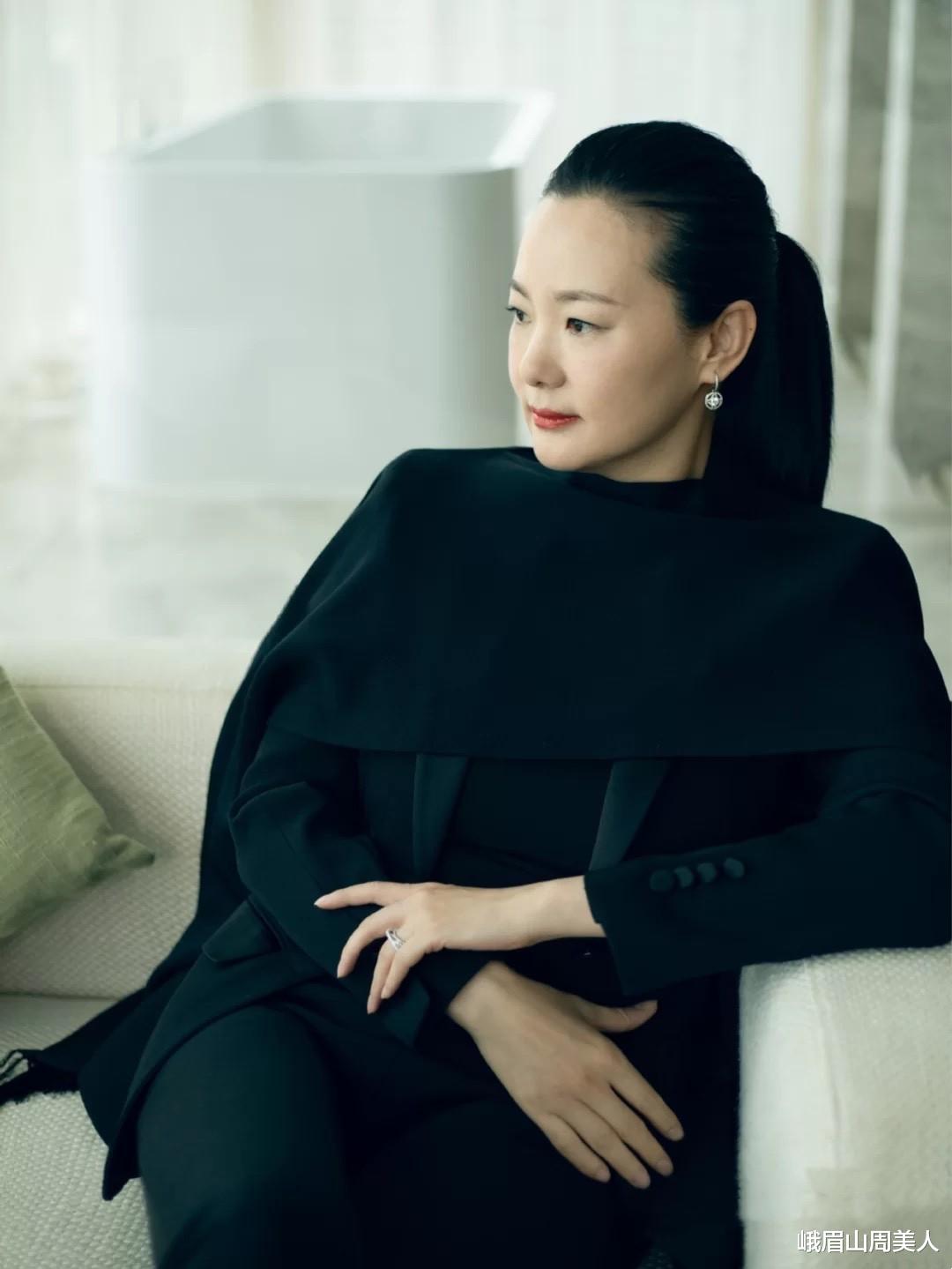 峨眉山周美人|有肚子的女人别只会“塞衣角”，学咏梅的显瘦穿法，藏肉又时髦