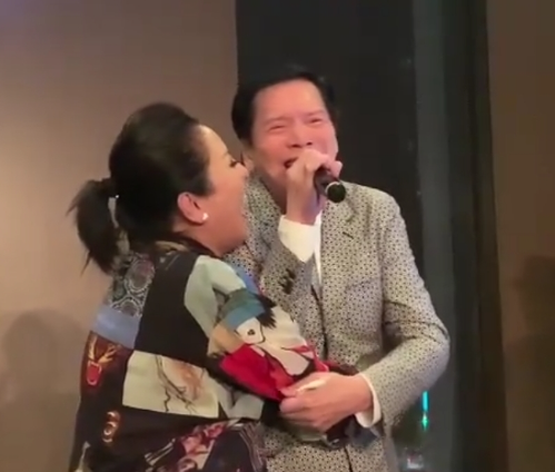 向华强|向华强带向太外出用餐，向太趴在门缝上左顾右盼，向华强宠溺的看着向太