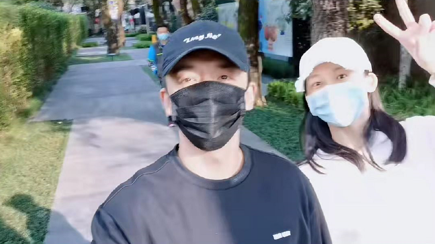 苗苗|苗苗晒与郑恺逛街，穿情侣装手牵手太甜蜜，被三百多一双筷子惊到