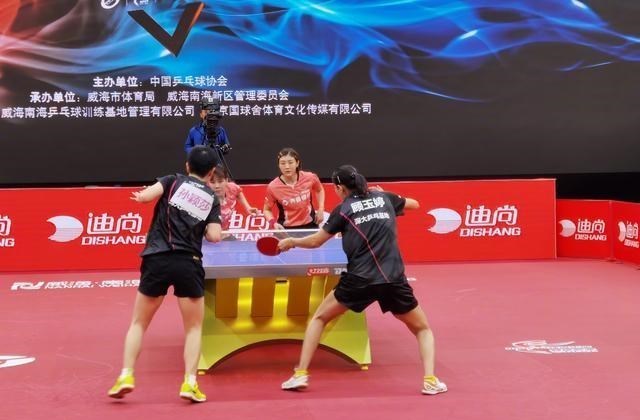 张倩育儿聊|山东鲁能夺冠！王楠颁奖刘国梁表情夸张，王曼昱陈梦被两队友抢镜