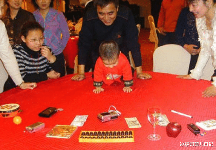 赵又廷|赵又廷女儿“抓周”,手里的东西令全家人无奈,爷爷:偏偏是它