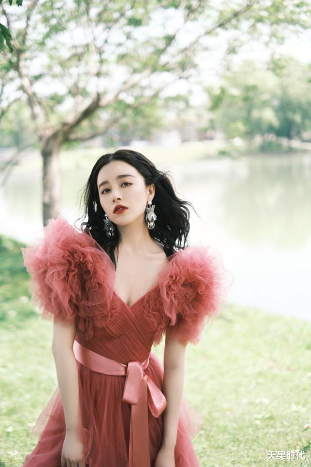 粉色|阚清子真是人间绝色,粉色薄纱礼服裙惊艳脱俗,交织着温柔与浪漫