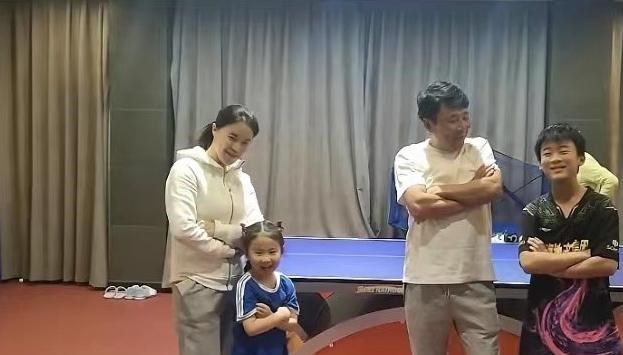 哈尼哈 王楠女儿成教练，蹦蹦跳跳训练队友，5岁就有王者风范，妈妈紧盯