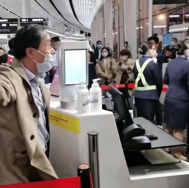 纬祝泰 航班延误13个小时，男子不满航司发面包，威胁地服：别逼我们动手