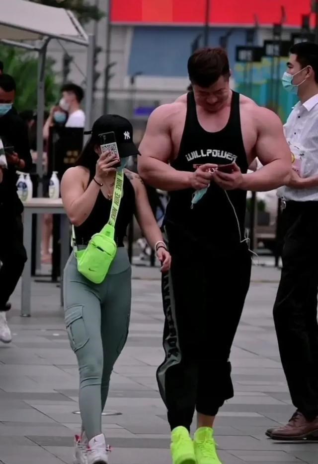 情侣 成都街头出现一对健身情侣，引起大家热议