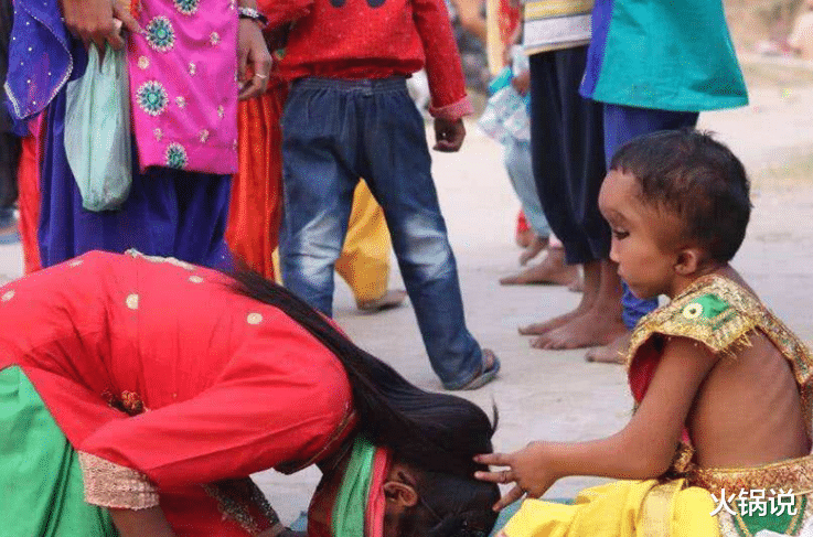 印度6歲男孩意外走紅，因其長相似“象頭神”，被父母當神靈跪拜-圖6