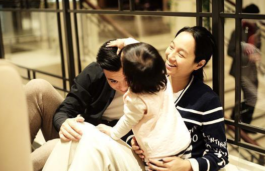 朱丹|朱丹罕晒子女合照，四岁女儿手长腿长，周岁弟弟背影太像姐姐小时候