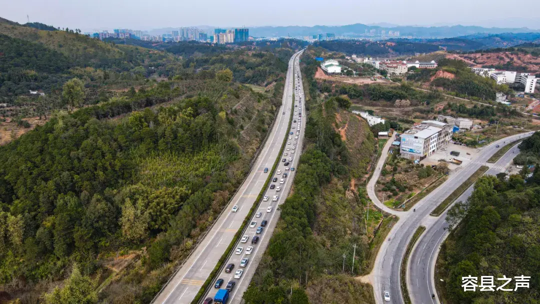 容县之声 节后返程高峰来袭，堵堵堵！广西高速上演堵车大片，从白天堵到黑夜