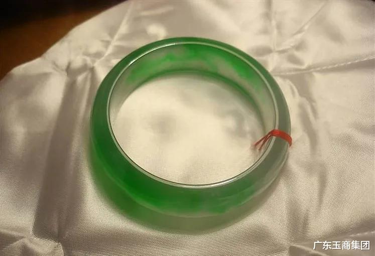 翡翠|翡翠有瑕疵能买吗 ？看完就有答案！