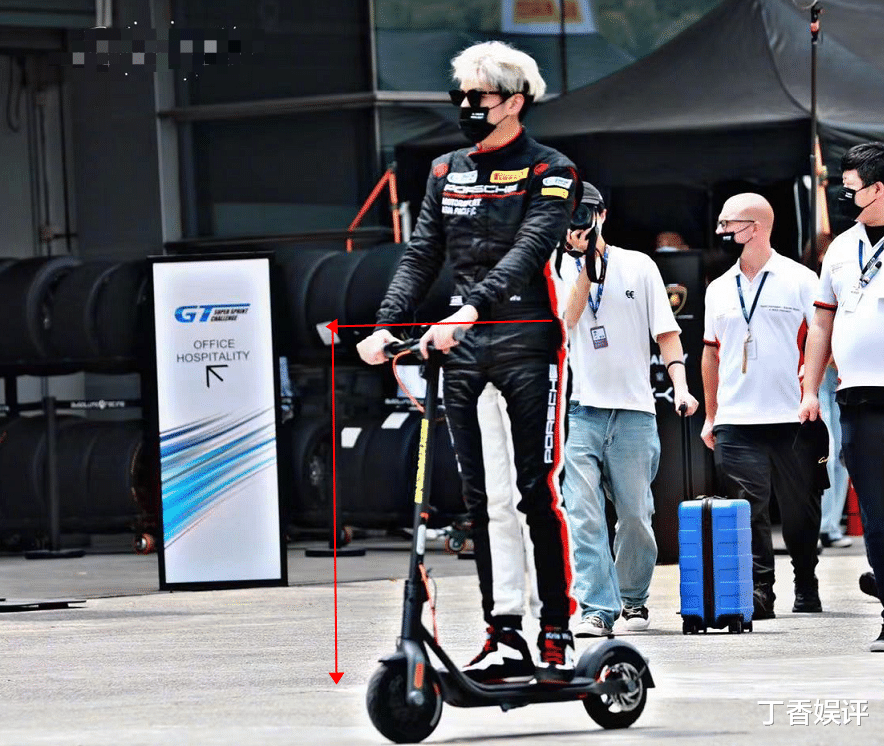 吴亦凡|吴亦凡骑车上班被拍，身材比例瞬间引关注，这腿长我没看错吧