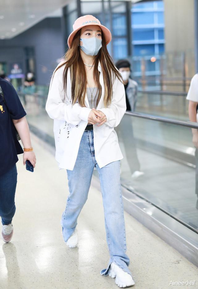 Ainee小屋|容祖儿在穿搭上挺下功夫的，灰色内搭秀细腰，身材好但眉眼挺真实
