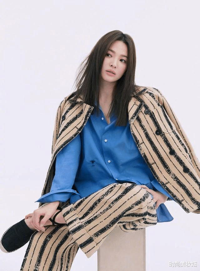 时尚美妆妞 宋慧乔无滤镜下暴露身高,穿衬衫配牛仔短裤,小短腿不像161CM