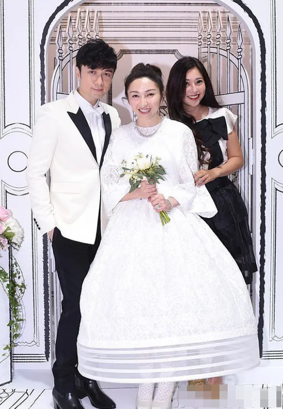 林青霞|不是所有女星的婚纱都很美：林青霞的勉强忍了，谢娜这穿的啥？