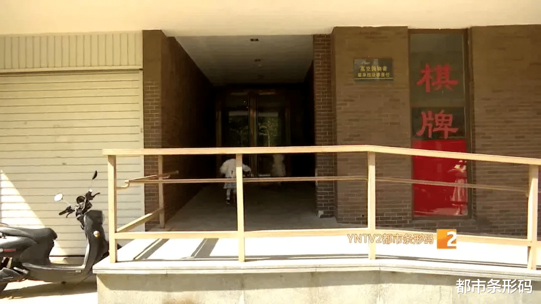 都市条形码 昆明一小区18楼住户连续高空抛物10分钟，邻居怒了！竟是3岁“熊孩子”干的！