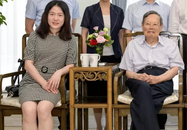 杨振宁|杨振宁即将100岁,遗嘱曝光:相守17年,45岁的翁帆图什么?