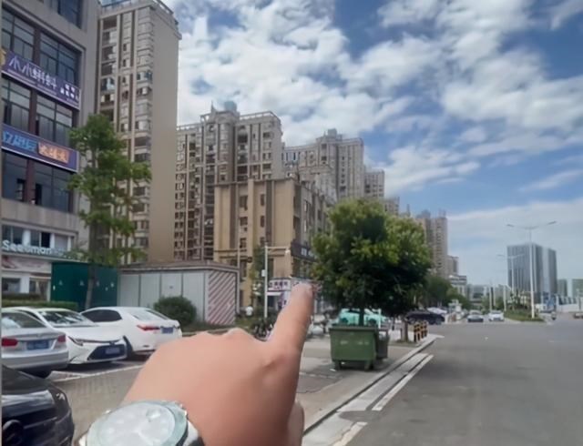 家中大小宝|湖南男子醉酒在隔壁租一门面, 清醒后懵了, 看到横幅上的字网友乐了