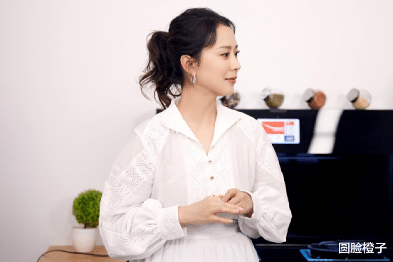 韭菜 海清换了发型好年轻，扎马尾辫穿衬衫裙，原来她的身材这么好