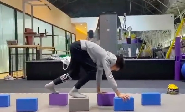 赵文卓|赵文卓儿子长大了！和爸同框似复制粘贴，从小练武9岁就功夫了得