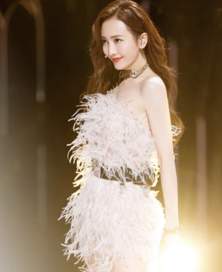 王鸥|来个人管管王鸥吧，故意将腰间掏空露出小蛮腰，这让人眼睛往哪看？