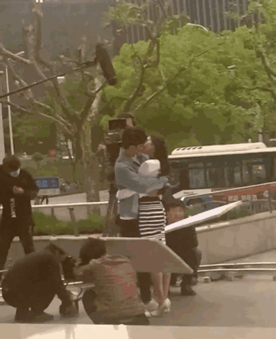 杨幂|杨幂演吻戏遭围观，害羞趴许凯肩上笑场，男方拍完即用纸巾擦嘴