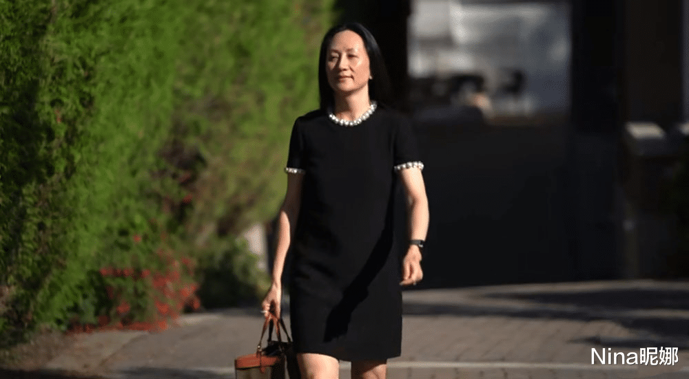 Nina昵娜|孟晚舟心疼真好！穿小黑裙戴蜻蜓胸针打扮精致，挽律师手笑得合不拢嘴
